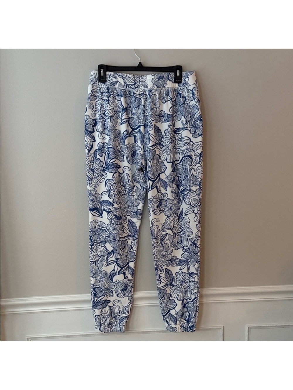 Lilly Pulitzer 29" Silvie Terry Jogger Blue and White Floral
Pants - Picture 5 of 8